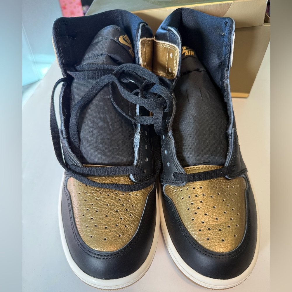 NIB Men’s Nike Air Jordan 1 Retro High OG Gold and Black Sneakers Size 10
